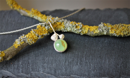 No. 001 Eicheldeckelchen:
Inspiriert von der Natur, haben wir auf herbstlichen Spaziergängen Eicheldeckelchen gesammelt und anschließend in der Werkstatt abgegossen in 100% Sterling Silber