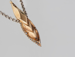 No. 004 Lilith: Diamantbesetzer Anhänger in Gelbgold, der die weibliche Urkraft symbolisiert Material