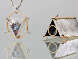 No. 006 Schmuckkaleidoskop Triforme:
Links ist der ANhänger mit seiner Edelsteinkammer zusehen, rechts davon der Kaleidoskop-Korpus. Beides in Roségold und Silber