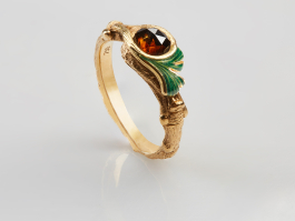 Gesamtansicht Ring: Ginkgo Biloba Zweig mit grün-transparentem Feueremaille und einem braunen Salt and Pepper Diamant. 