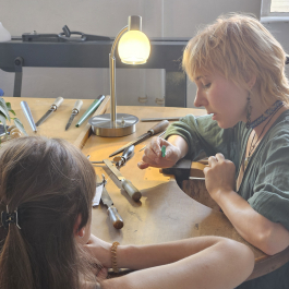 Schmuckworkshop,
intensive Einzelberatung von Birgitta Voigt als langjährig erfahrene Goldschmiedin und Gestalterin