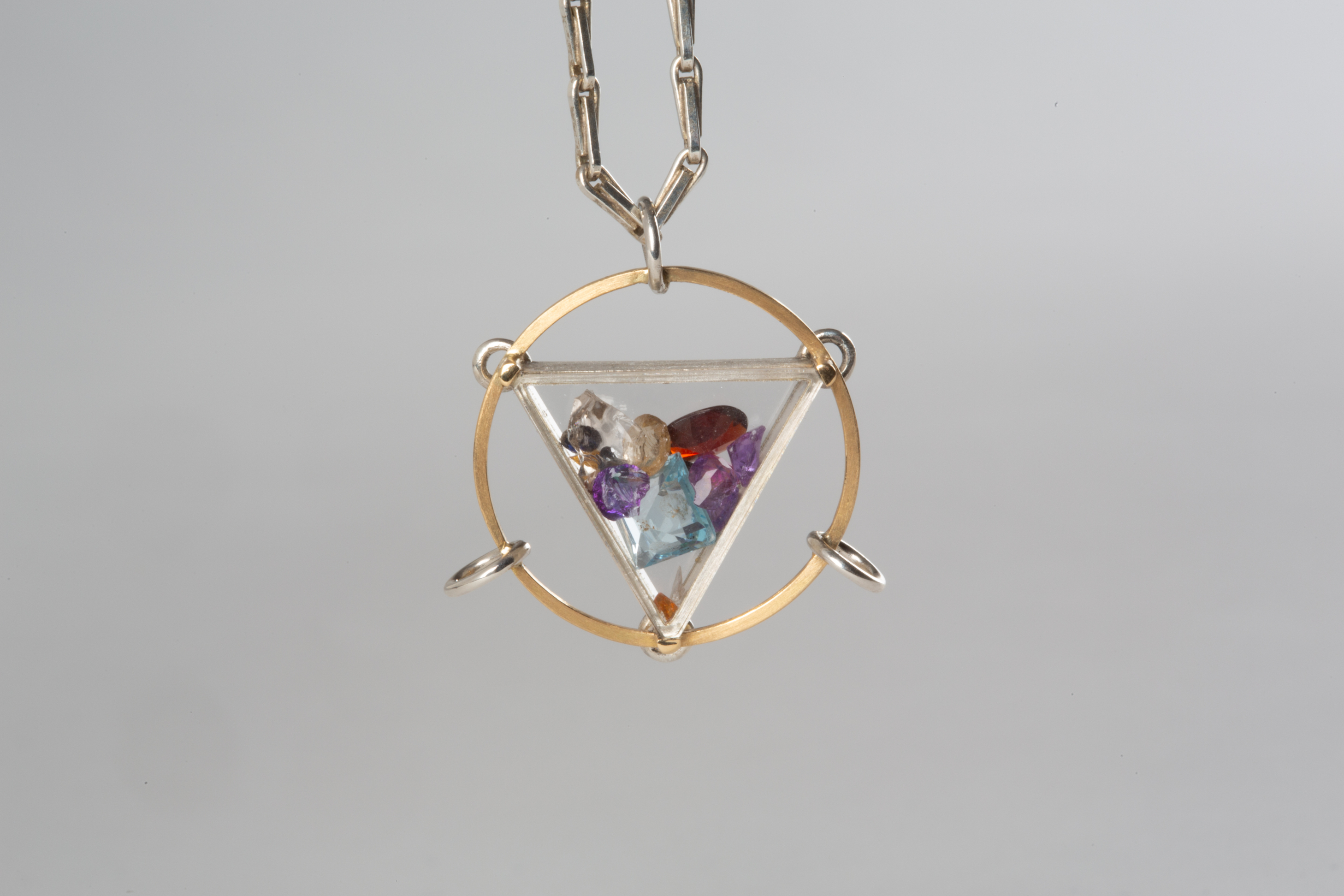 No. 005 Triforme Anhänger: Anhänger passend zum Schmuckkaleidoskop Korpus Triforme. Tragbar als Anhänger. In Recycling Roségold und Recycling Sterling Silber.