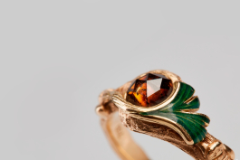 Detailansicht Ring: Ginkgo Biloba Zweig mit grün-transparentem Feueremaille und leuchtend brauner Salt and Pepper Diamantrose. 