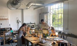 Im Schmuckstudio, Majolika Karlsruhe. Birgitta Voigt als Anleitende Person klärt Kursteilnehmende über Technik und Handwerk auf.