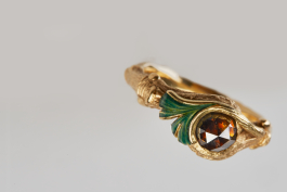 Ansicht von oben: 
Ginkgo Zweig in Gelbgold mit Grünem Feueremaille und brauner Diamantrose