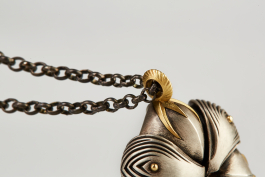 No. 002 Huachuma: Aufhängung des einzigartigen Huachuma Anhägers. Die goldene Öse schimmert an der geschwärzten Erbskette.