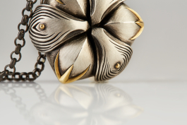 No. 002 Huachuma: Detailbild Rückseite, erinnert vom Design an die Spitze des Huachuma-Kaktus. Grundkörper in Sterling Silber mit Elementen in Gelbgold (Rheinflussgold)