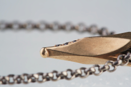 No. 004 Lilith: Vordere Spitze in Seitenansicht. Zu sehen ist das Spiel zwischen Anhänger und Kette.