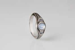 Mondenkind, Gesamtbild: Ein Ring im kühlen Mondglanz gefertigt in Weißgold mit dem Schimmer des Mondsteins.