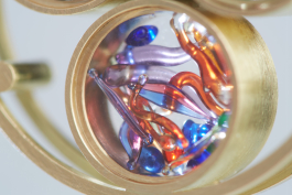 Detailansicht, Schmuckkaleidoskop, ein mit handgeformten Glastropfen gefülltes Töpfchen des Farbenrads.