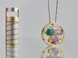 Schmuckkaleidoskop Orbit, Gesamtansicht. Zweiteiliges Schmuckstück mit Spiegelsystem für die Ornamentik. Inhorgenta Award 2019